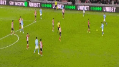 “欧冠半决赛首回合：曼城4-3逆转皇马，德布劳内双响，本泽马立功”